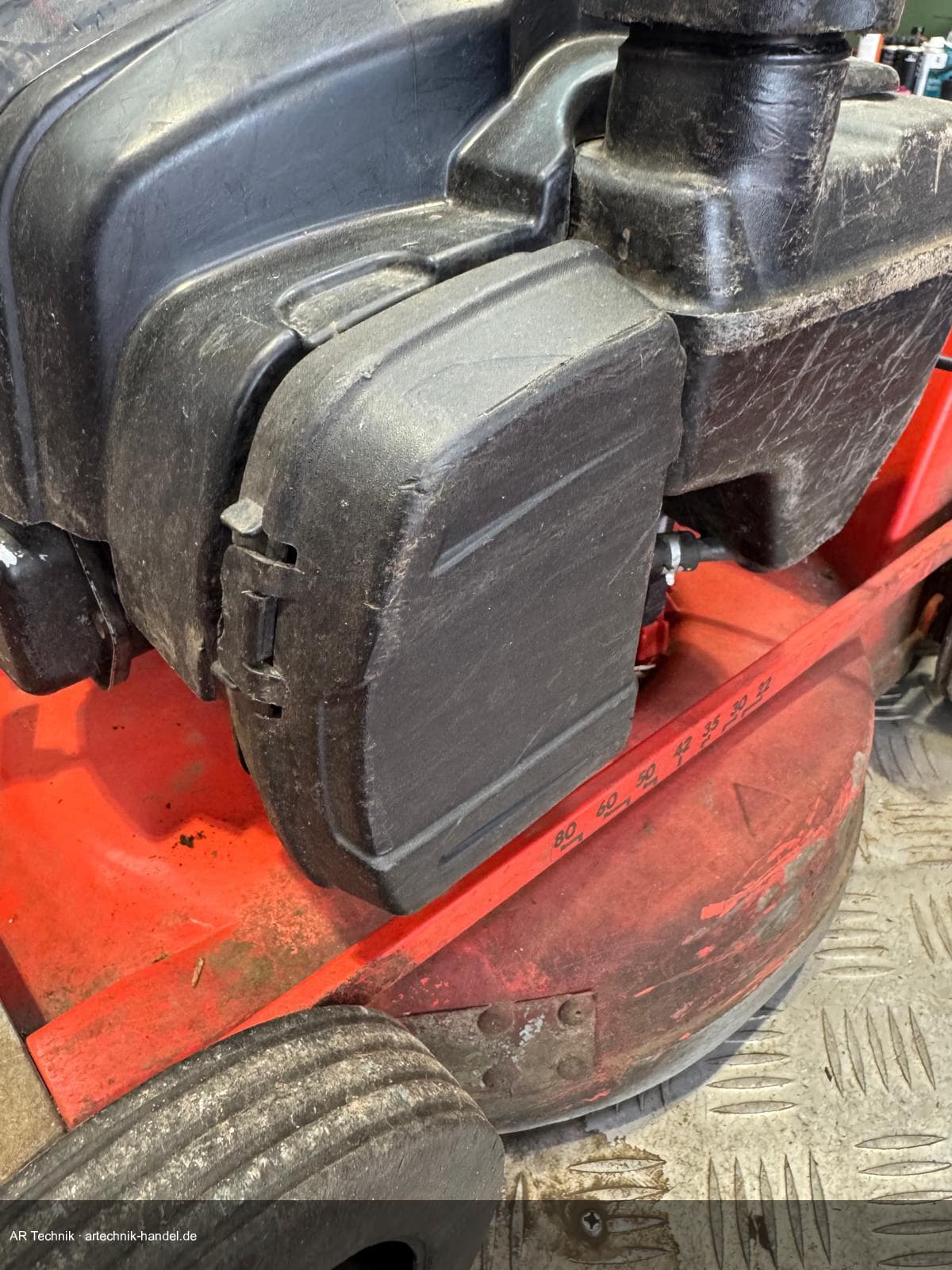 Aufsitzmäher Briggs & Stratton – Luftfiltergehäuse außen komplett verstaubt und zuge setzt