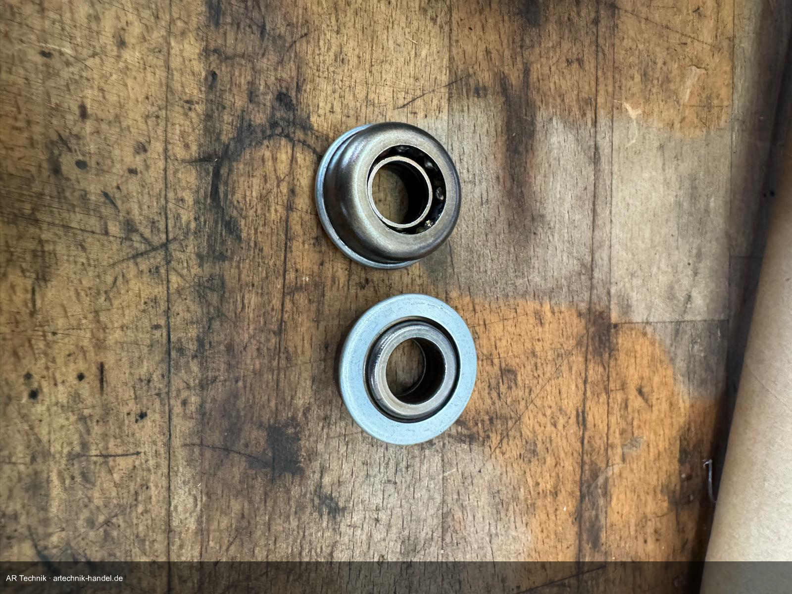 Links das korrodierte Altlager, rechts das neue Ersatzkugellager – der Unterschied ist eindeutig