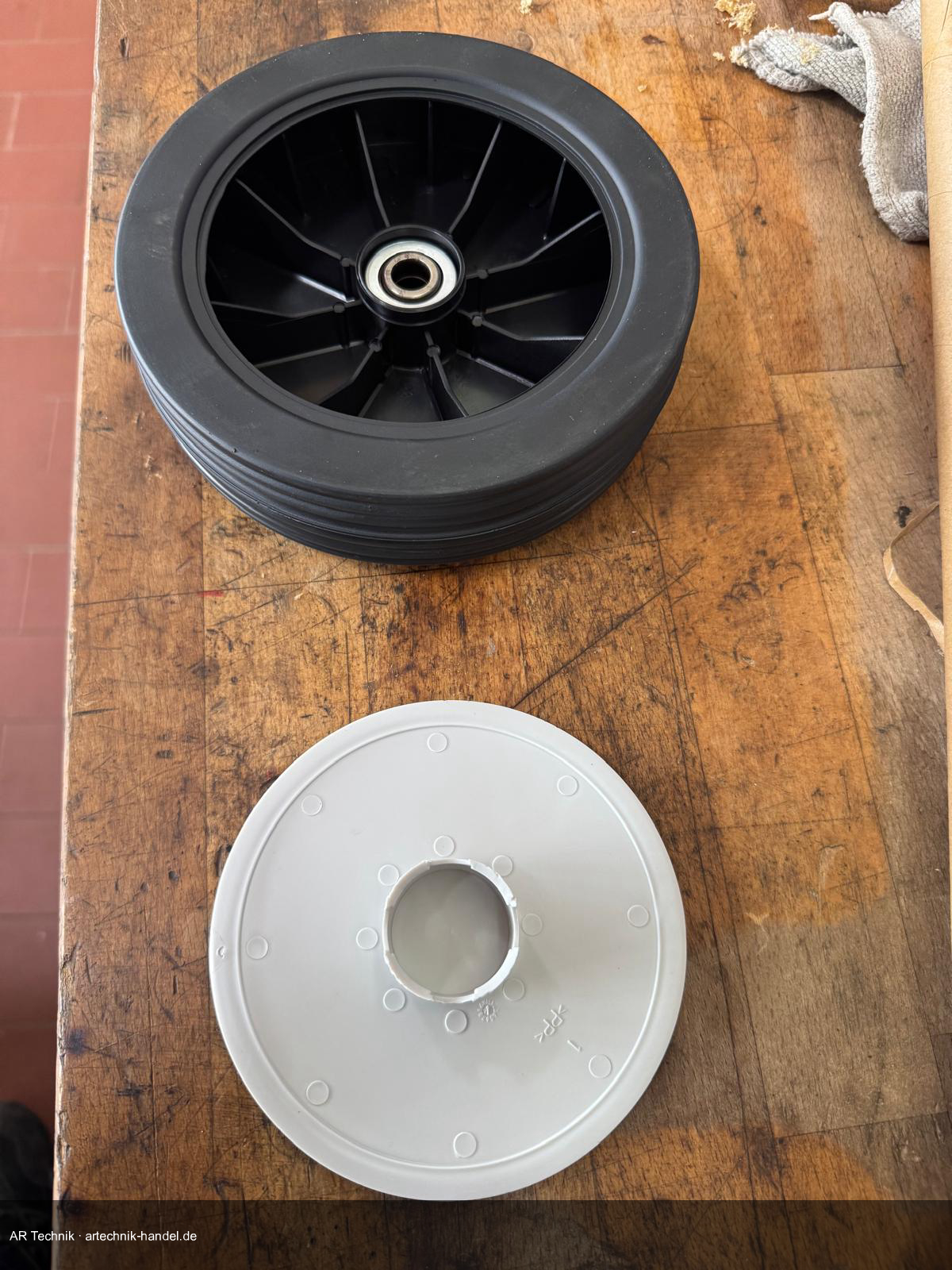 Vergleich: Laufrad mit Kugellager (oben) und Rad ohne Lagersitz (unten)