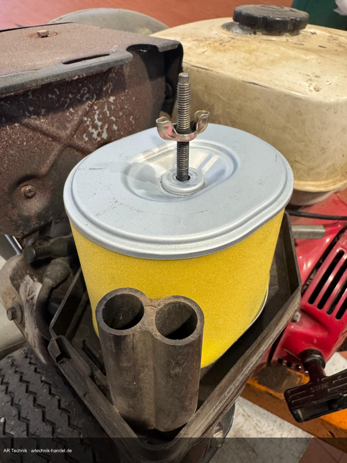Neuer gelber Luftfilter eingesetzt am Honda GX – Flügelschraube festziehen
