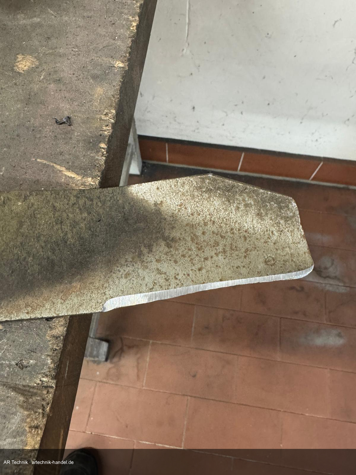 Frisch geschliffene Messerschneide – gleichmäßiger Schliff, heller Schleifgrat sichtbar