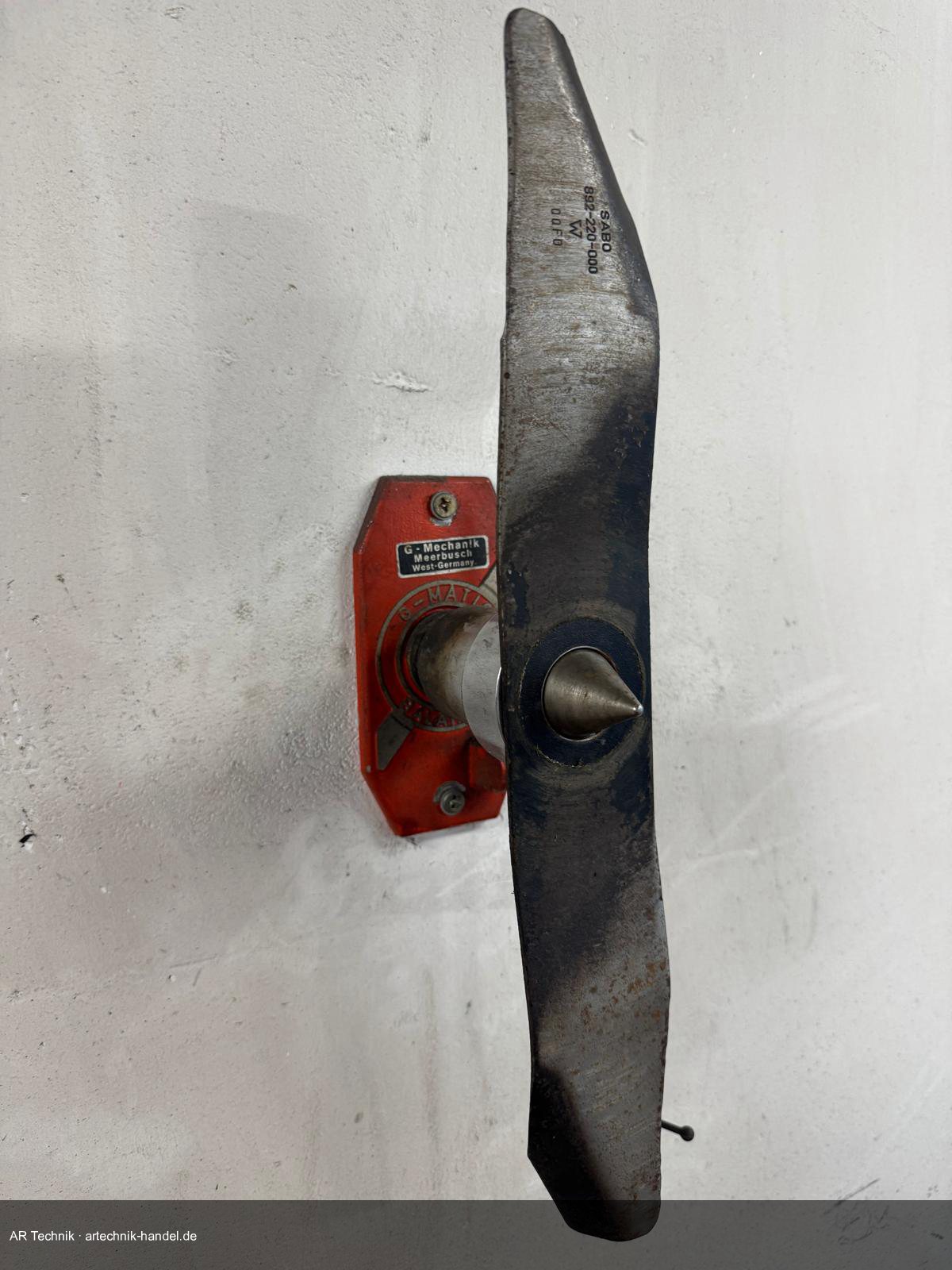 Messer auf G-Mechanik Wuchtgerät – eine Seite hängt tiefer, Unwucht deutlich erkennbar