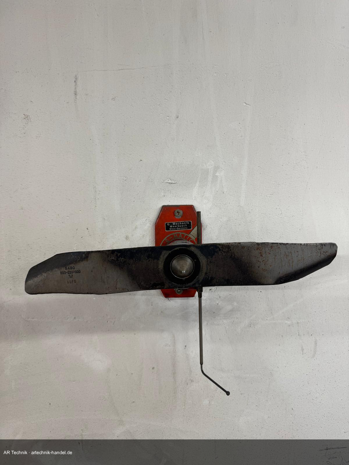 Messer auf Wuchtgerät ausgewuchtet – Messer hängt gerade, kein Ausschlag mehr sichtbar