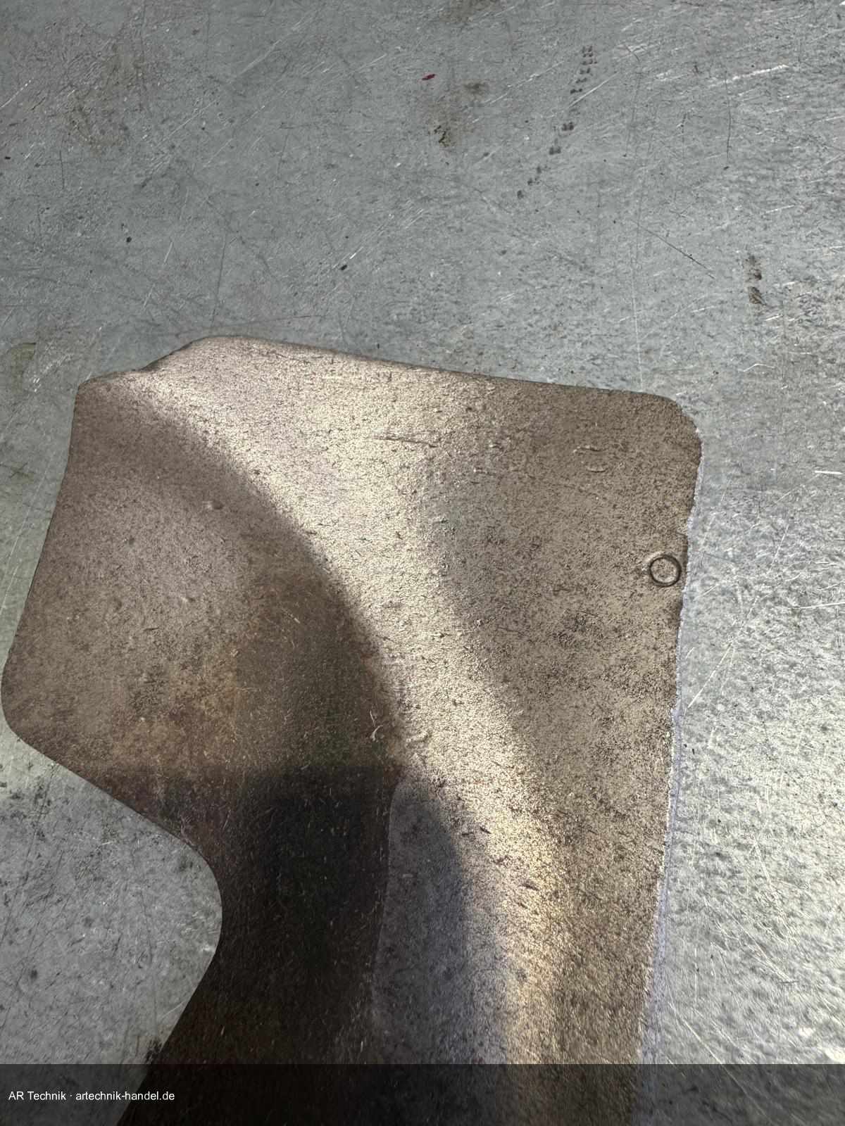 Messer auf Balancer auswuchten – schwerere Seite abschleifen bis Gleichgewicht erreicht