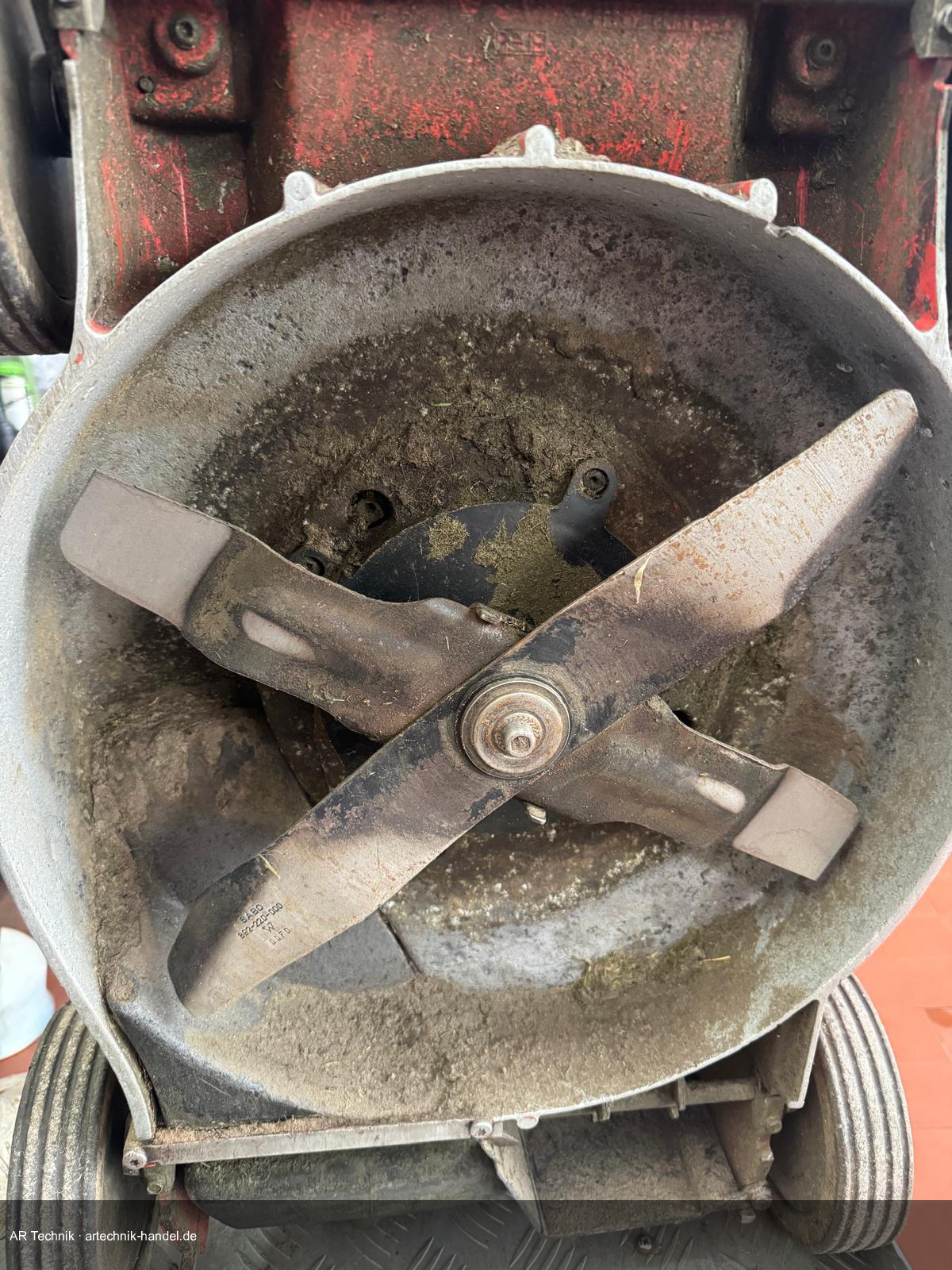 Mähwerk von unten – 4-Flügel-Mulchmesser komplett mit eingetrocknetem Grasschnitt verklebt