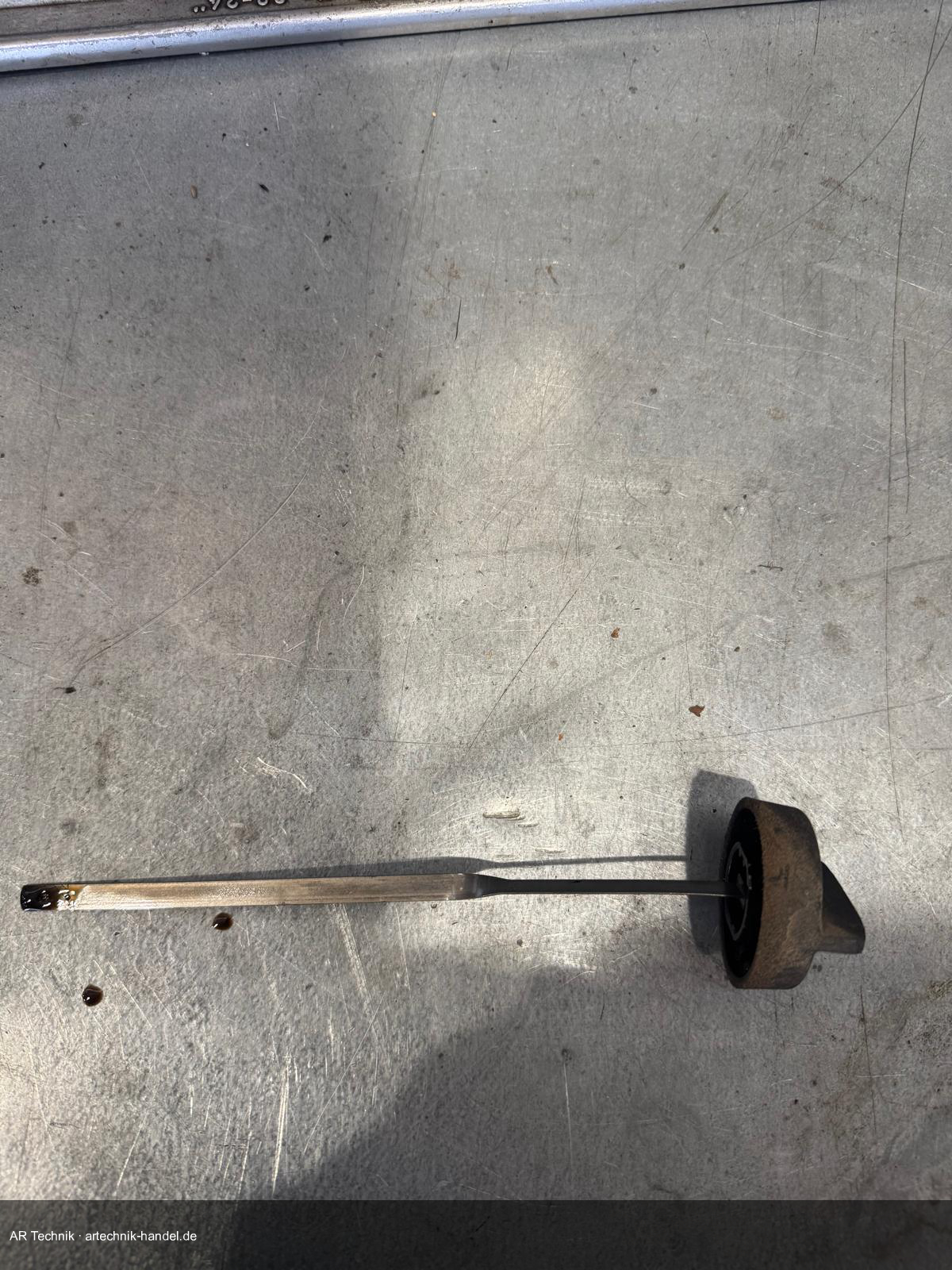 Altöl ablassen – Auffangbehälter verwenden, Altöl ist Sondermüll