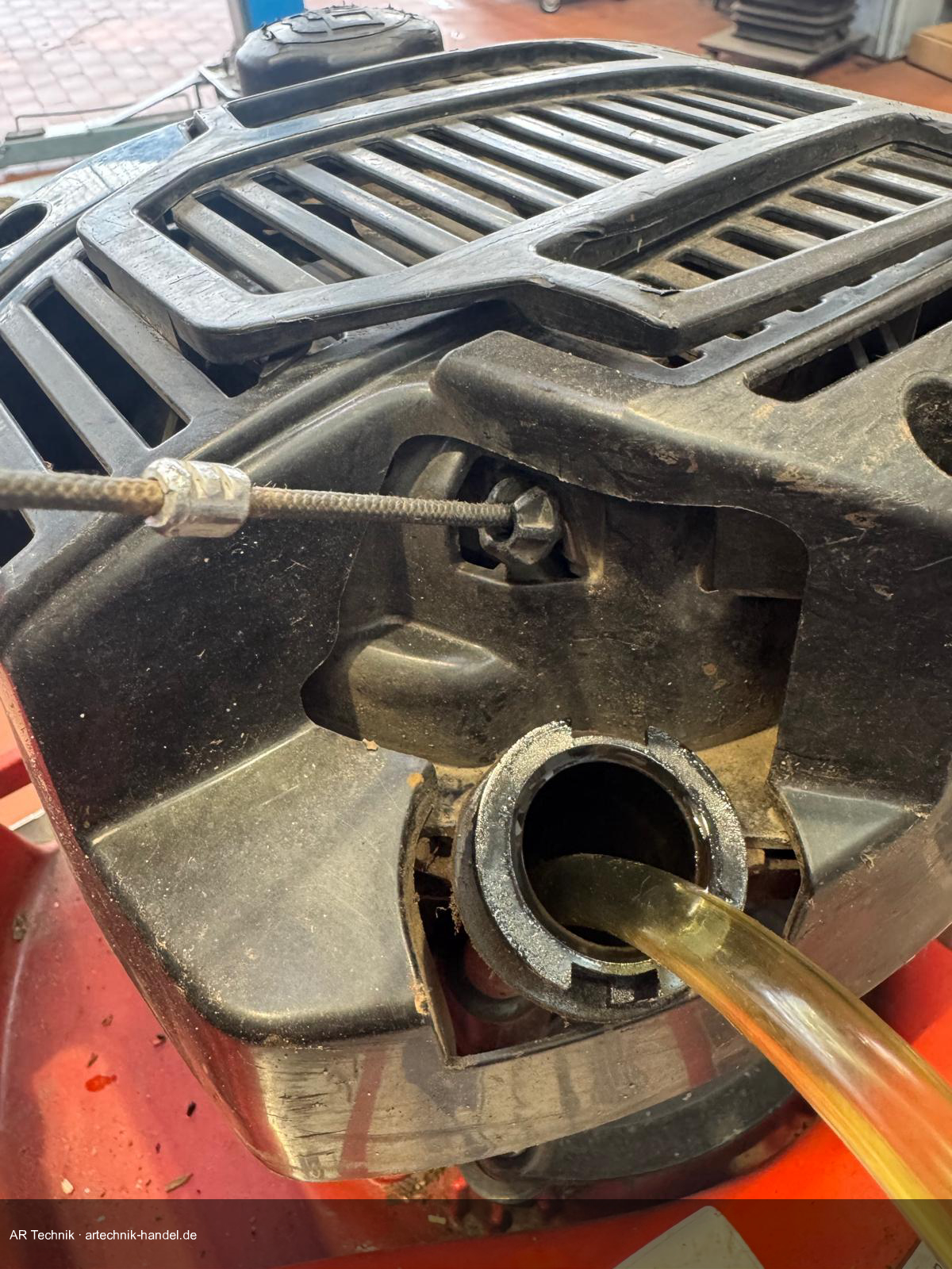 Messstab nach dem Ölwechsel kontrollieren – Füllstand zwischen Min und Max