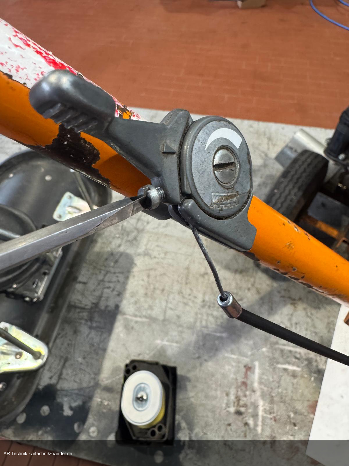 Gashebelaufnahme am Lenker – Seilzugbefestigung lösen