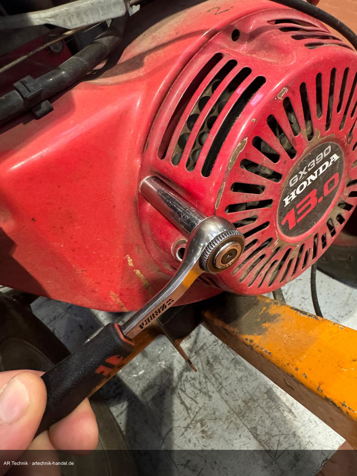 Schraube am Starterdeckel lösen