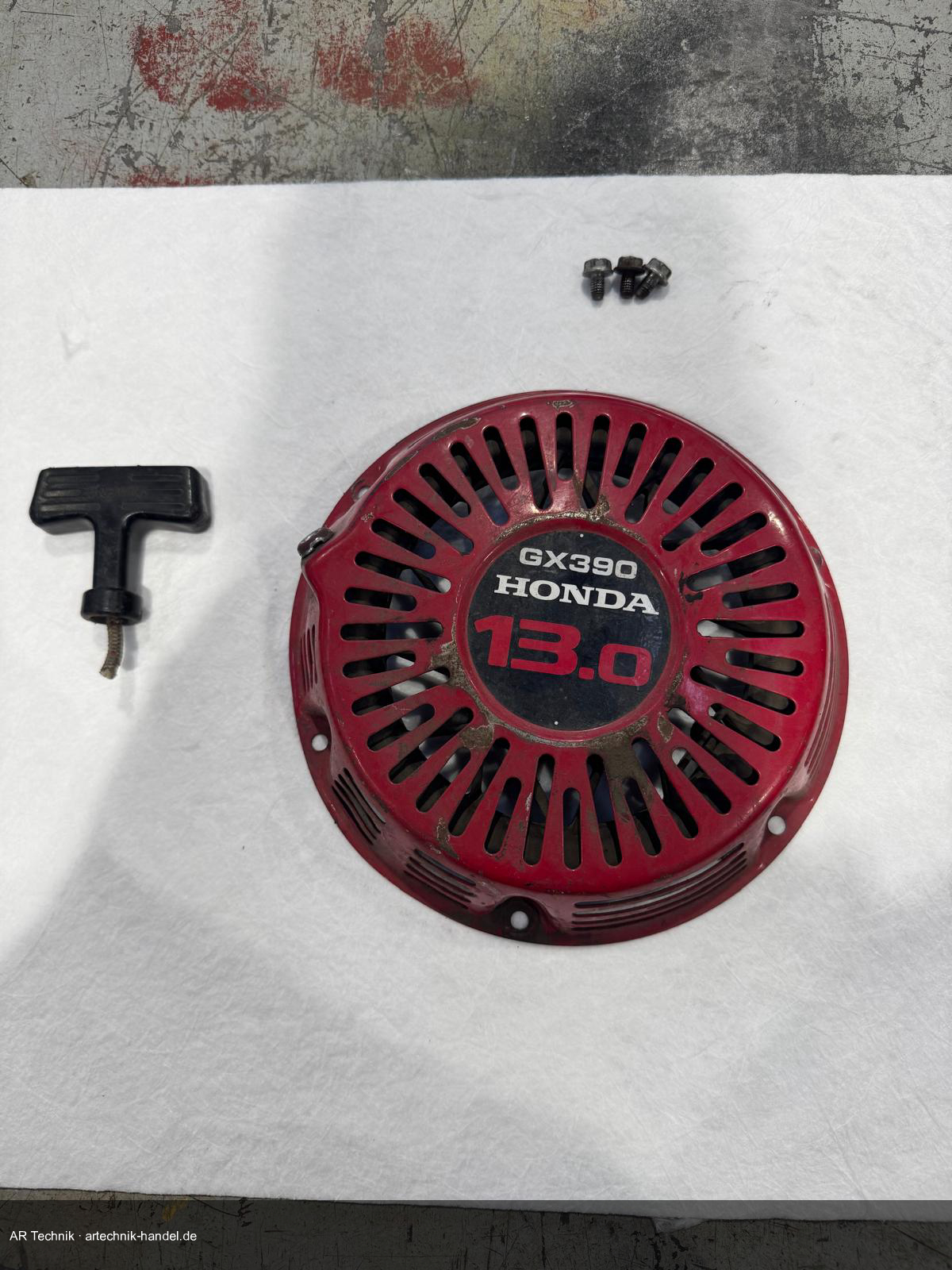 Starterdeckel abgenommen – Schrauben und Startknauf daneben