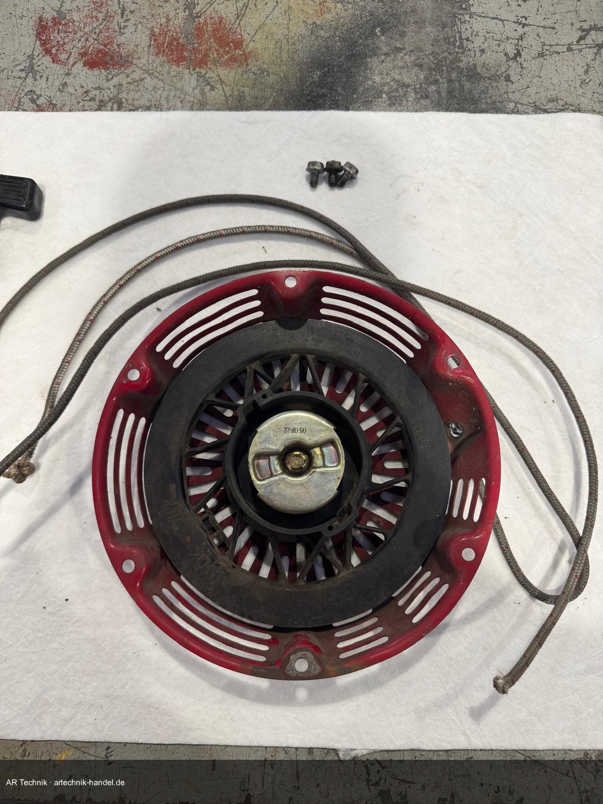 Rückseite der Seilrolle – Federmechanismus und Rastnasen