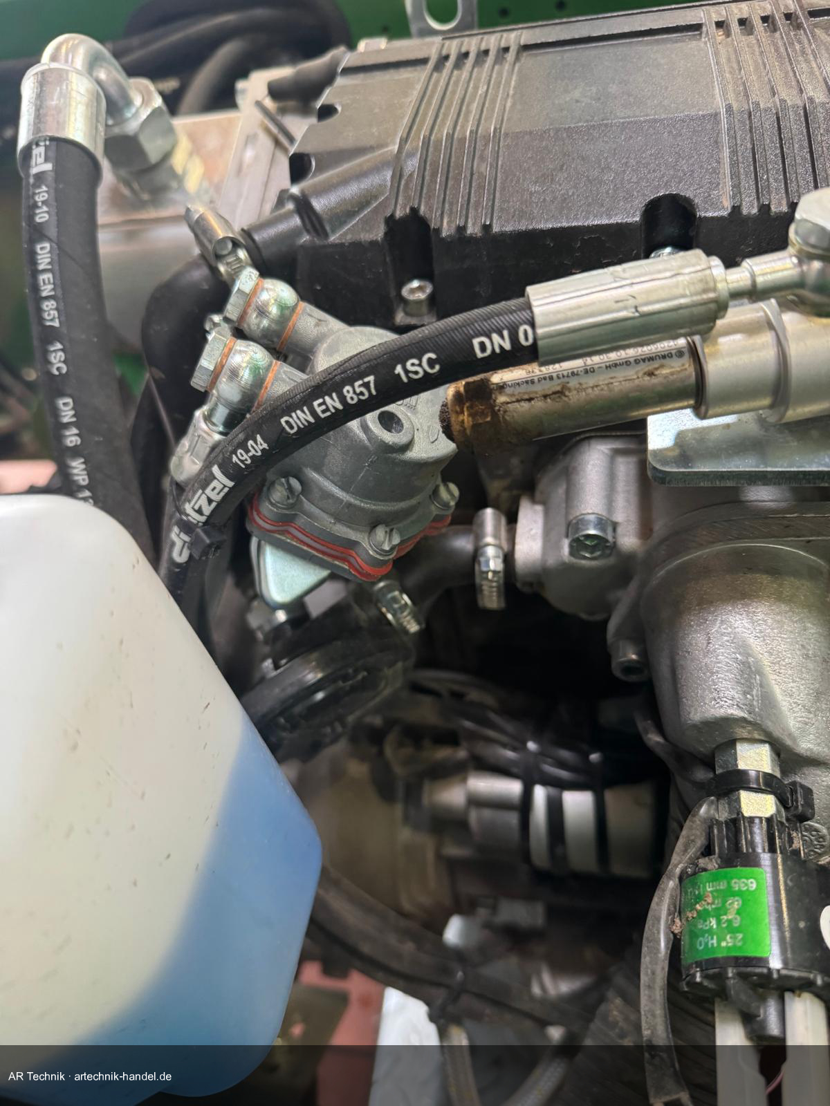 Motorraum mit Vorförderpumpe und Kraftstoffleitungen – Einbaubereich des Filters