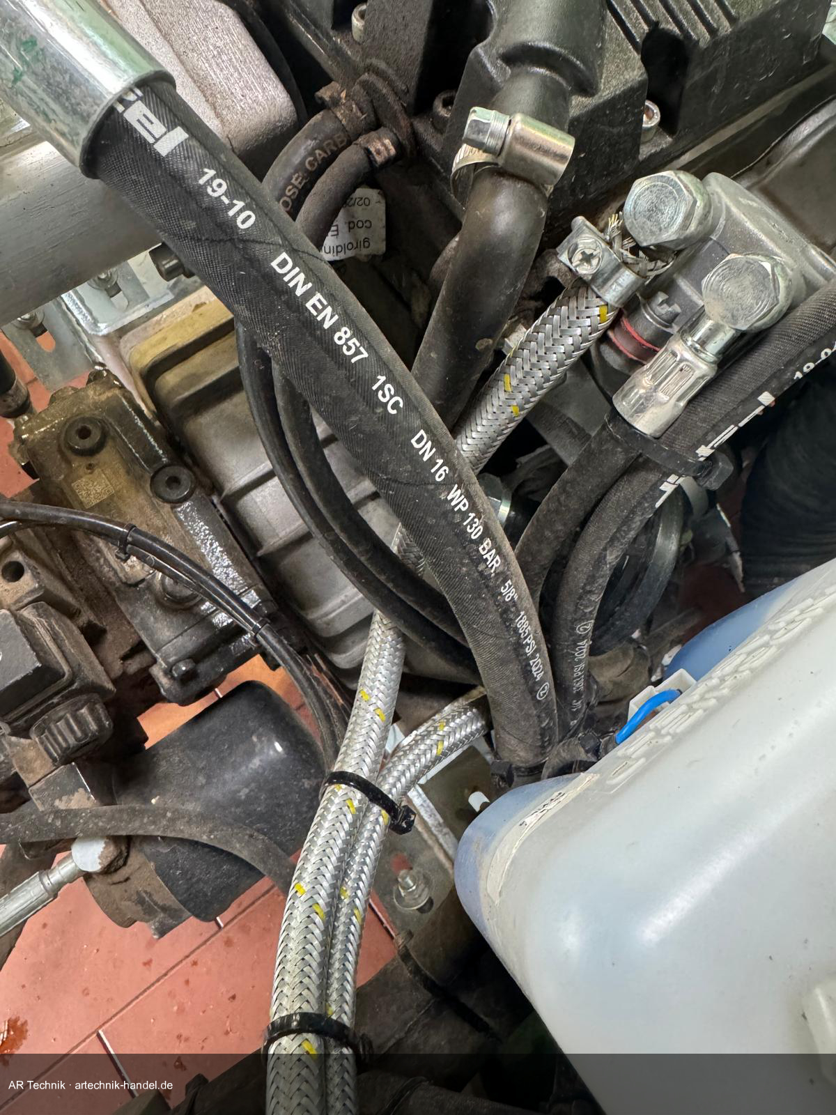 Zulaufleitung im unteren Motorbereich – hier wird der Filter in die Leitung eingesetzt