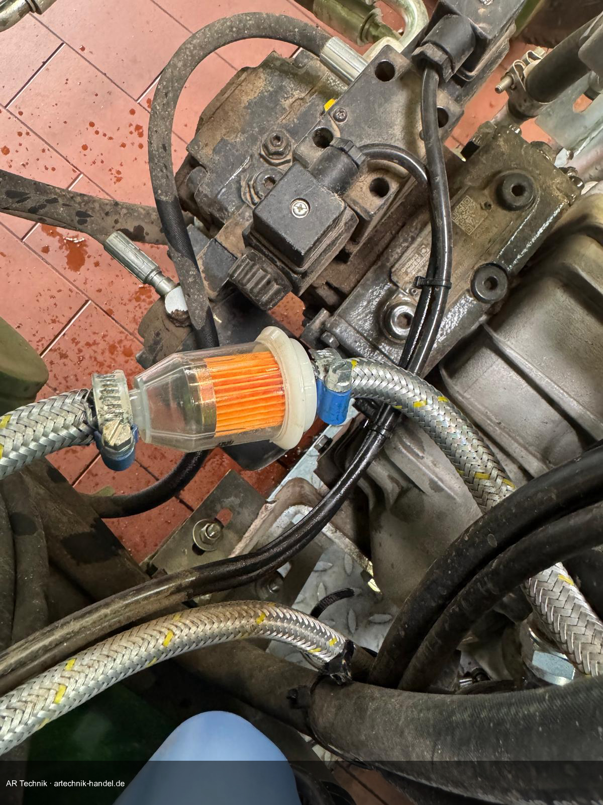 Filter eingebaut in der Kraftstoffleitung – blaue Schlauchschellen beidseitig befestigt