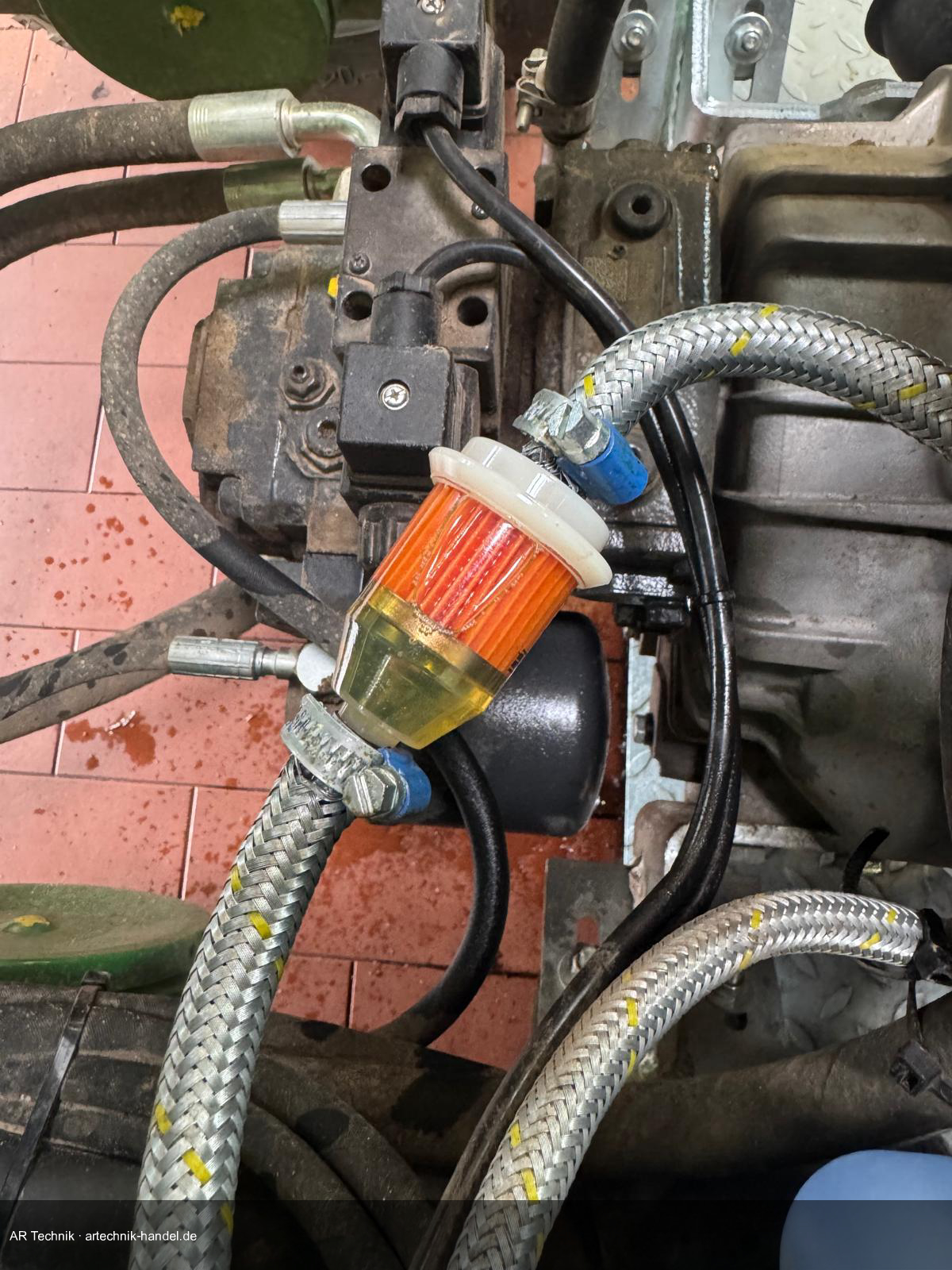 Filter befüllt mit Diesel – oranges Filterelement deutlich sichtbar, Einbau erfolgreich