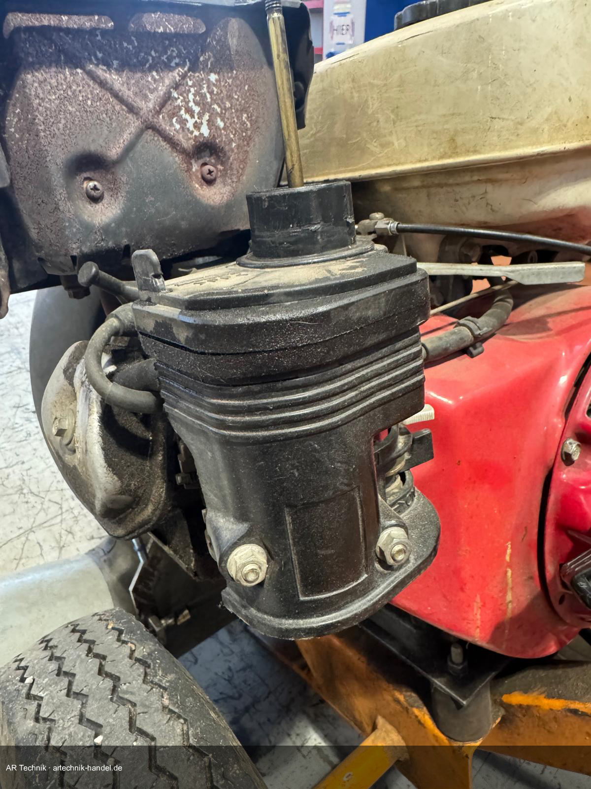 Kraftstoffschlauch vom Honda GX Vergaser abgezogen – Hahn vorher schließen