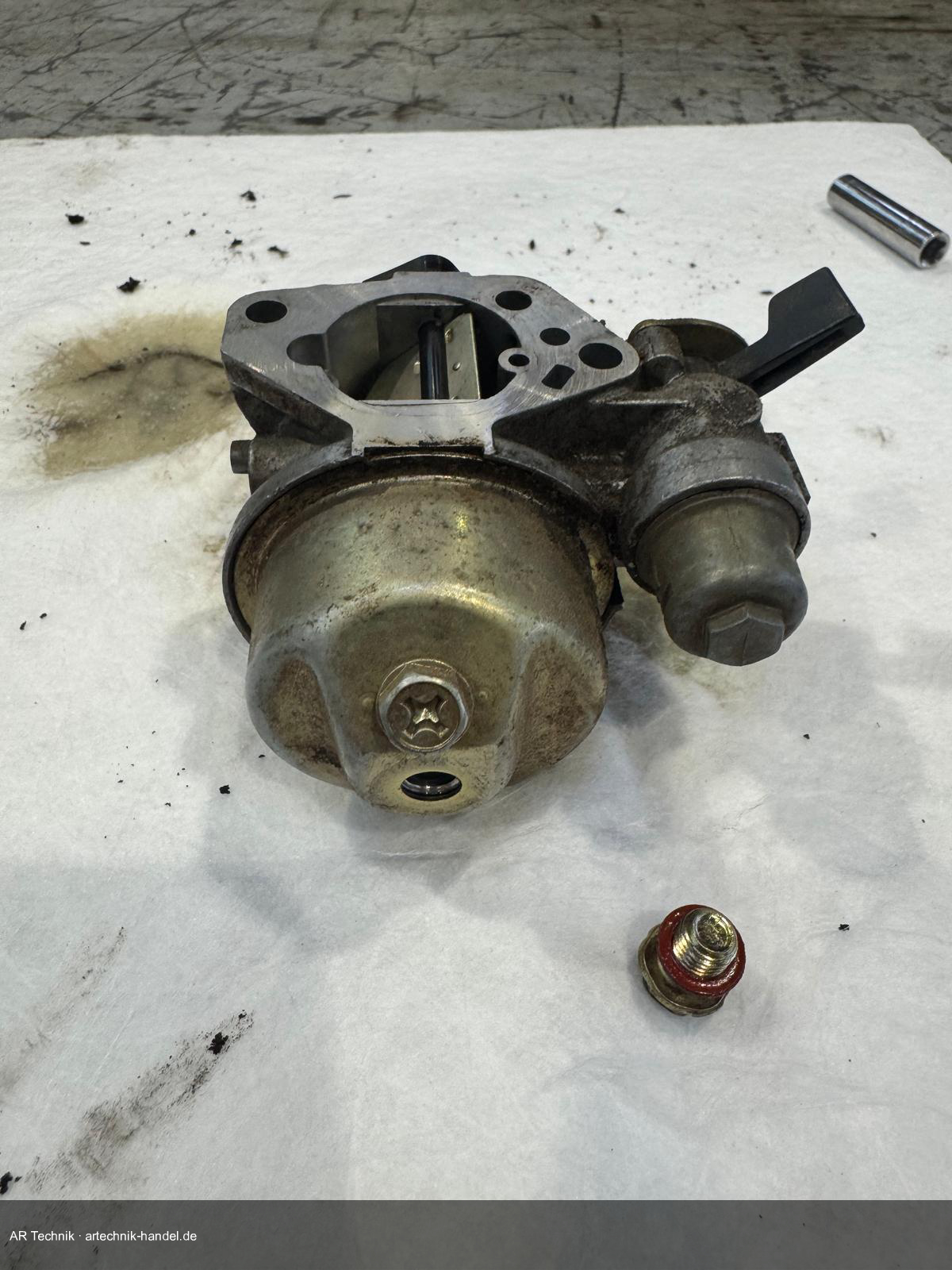 Vergaser vom Honda GX abgenommen – Dichtring zwischen Vergaser und Ansaugstutzen sichtbar