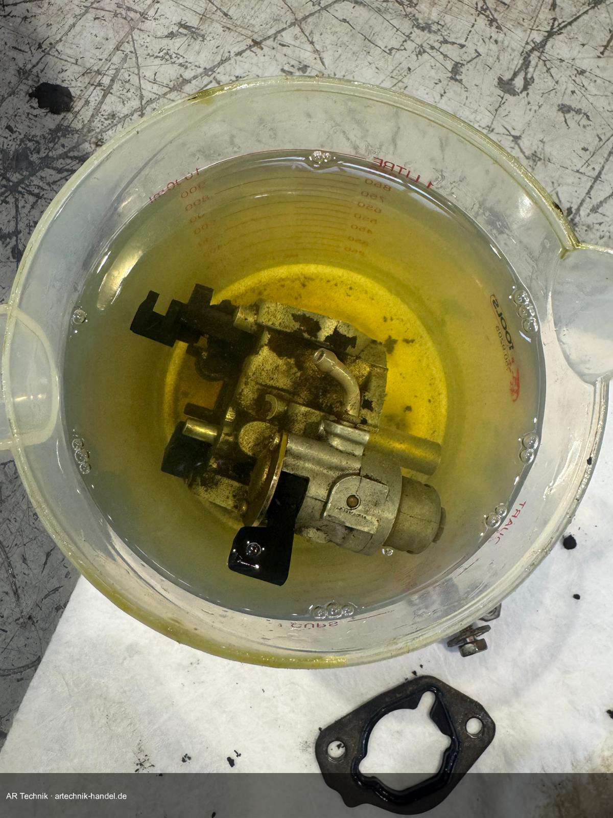 Honda GX Vergaser im Reinigungsbad – Metallteile für 30 bis 60 Minuten einlegen