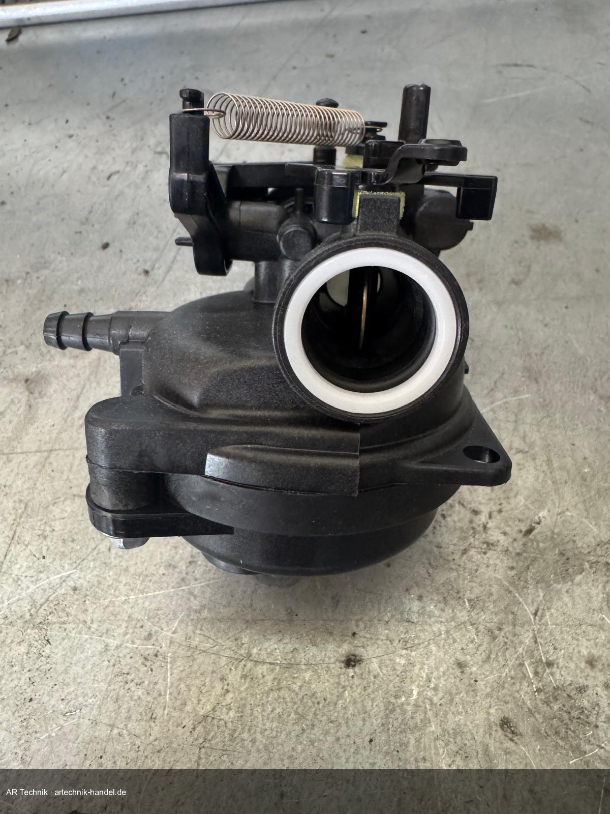 Vergaser zerlegt – Schwimmer, Düsen und Kanäle zugänglich für Reinigung