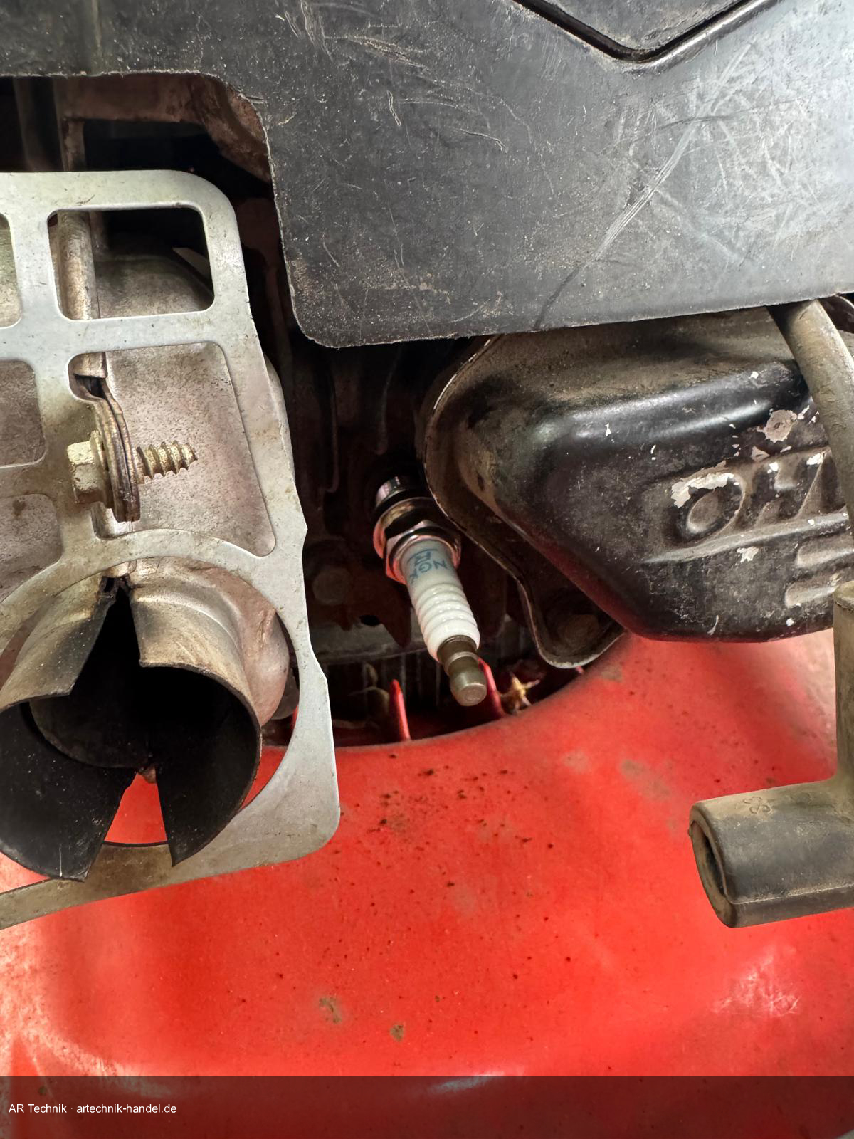 Elektrodenabstand messen mit Fühlerblattlehre – Sollwert meist 0,7–0,8 mm